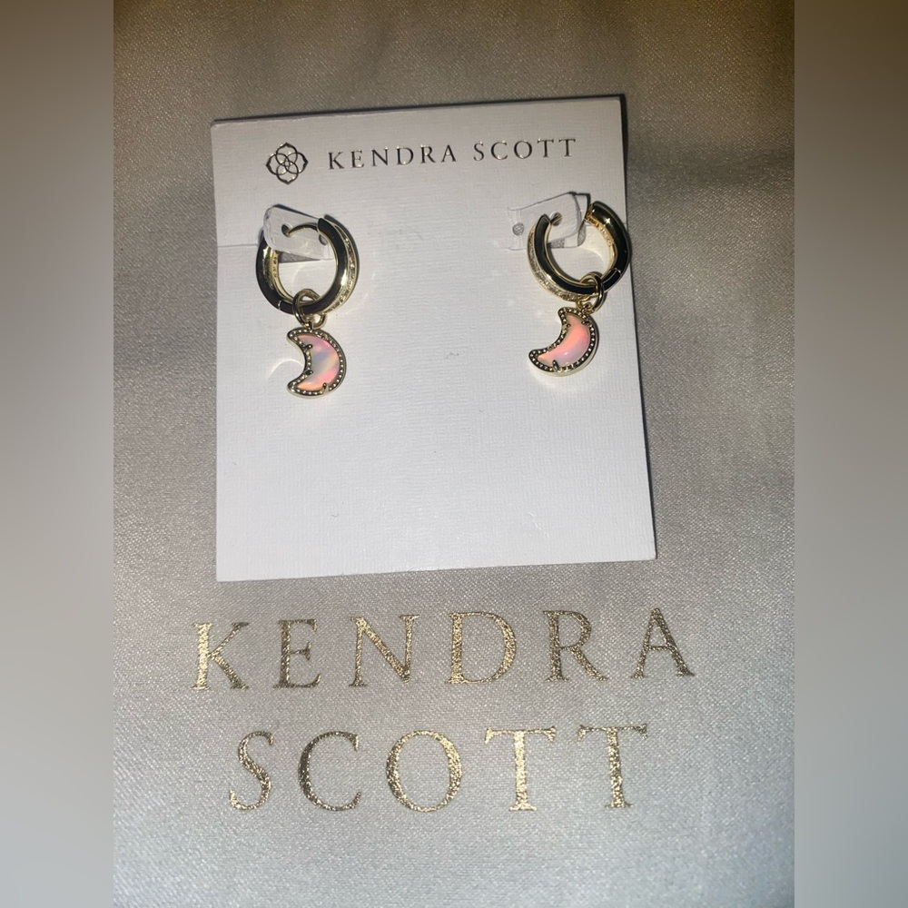 BNWT Kendra Scott Gold and Pink Crescent Earrings $80